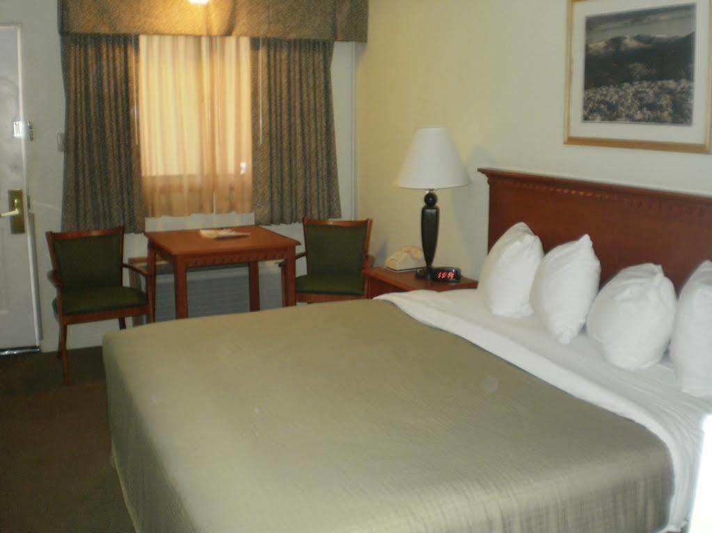Magnuson Hotel Park Vue 伊利 外观 照片